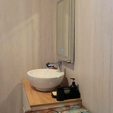 Proche Lac , Borne Video, Espace Exterieur
